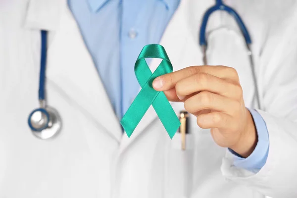 Doctor sosteniendo cinta verde —  Fotos de Stock