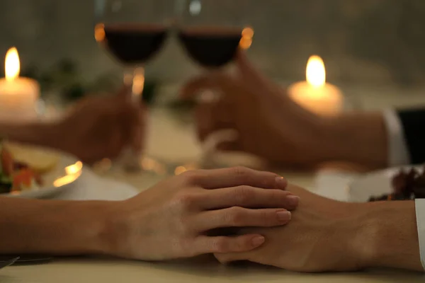 Cuplu ținându-și mâinile — Fotografie, imagine de stoc