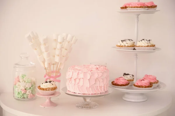 Doces saborosos na mesa — Fotografia de Stock