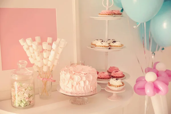 Tasty cake and sweets — Stock Photo, Image