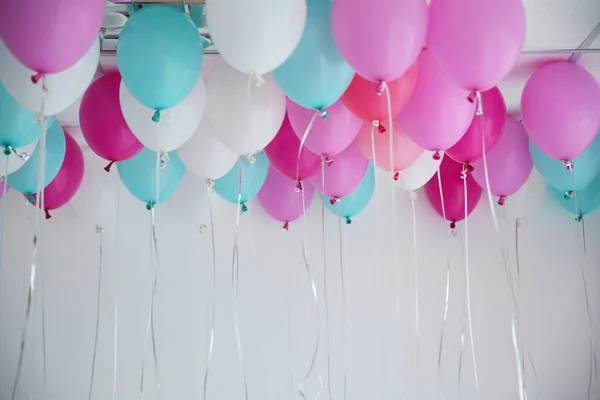 Färgglada ballonger i rum — Stockfoto