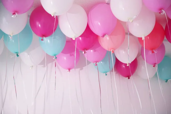 Ballons colorés dans la chambre — Photo