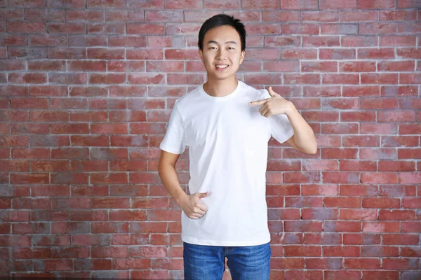 Азиатский мужчина в пустой футболке — стоковое фото