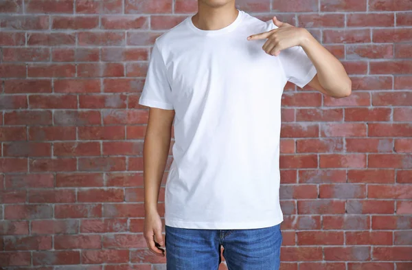 Młody człowiek w puste t-shirt — Zdjęcie stockowe