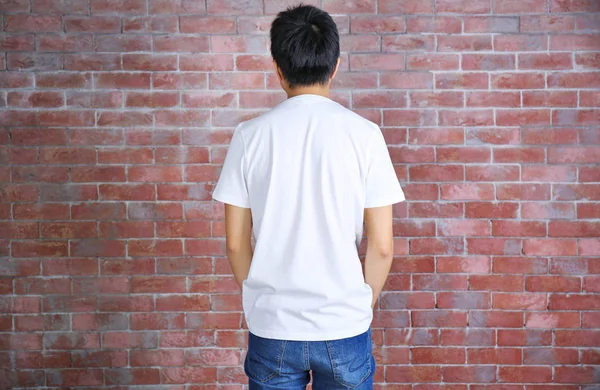 Jovem de t-shirt em branco — Fotografia de Stock