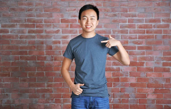 Asiático homem em branco t-shirt — Fotografia de Stock