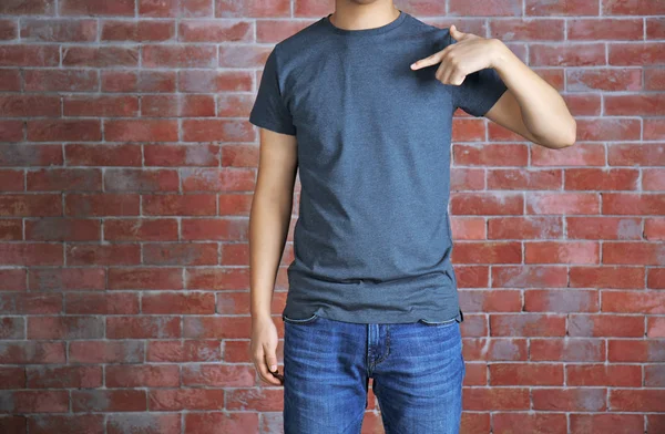 Молодой человек в пустой футболке — стоковое фото
