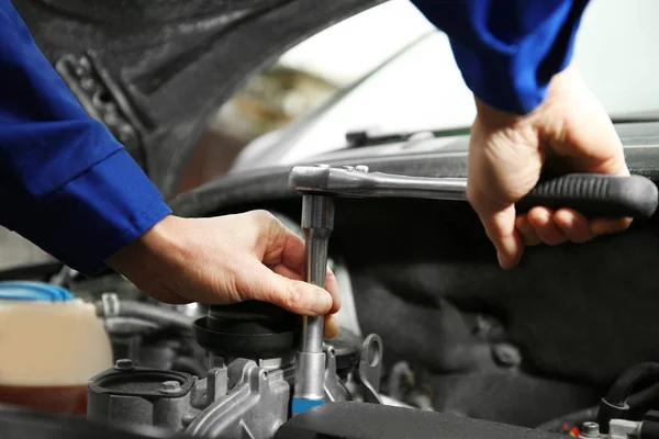 Mechanic repairing car — Stock Photo, Image