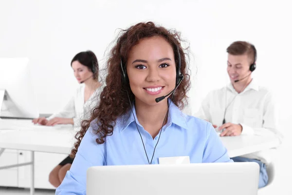 Jonge Vrouwelijke Technische Ondersteuning Dispatcher Werken Functie Close — Stockfoto