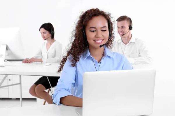 Jeune Femme Répartitrice Soutien Technique Travaillant Dans Bureau Gros Plan — Photo