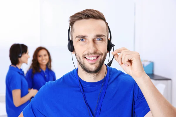 Technische Ondersteuning Van Jonge Mannelijke Dispatcher Werkzaam Kantoor — Stockfoto