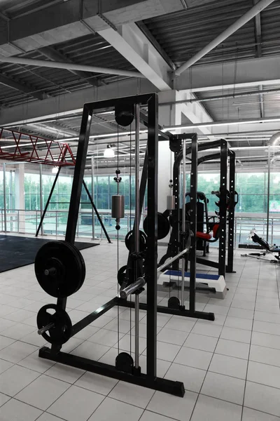 Máquinas de levantamento de peso em ginásio — Fotografia de Stock