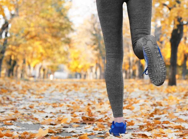 Donna in esecuzione nel parco autunnale — Foto Stock