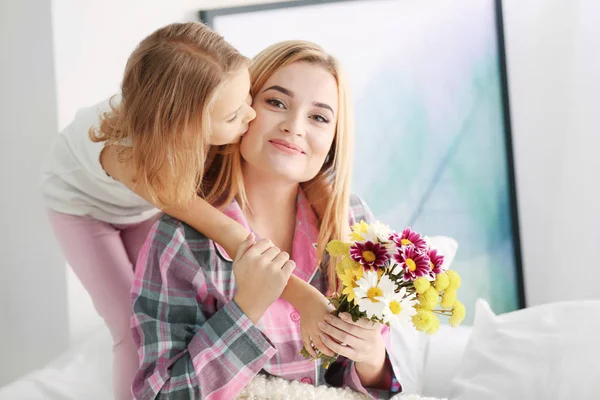 Kleines Mädchen Das Seiner Mutter Einen Strauß Schöner Blumen Schenkt — Stockfoto