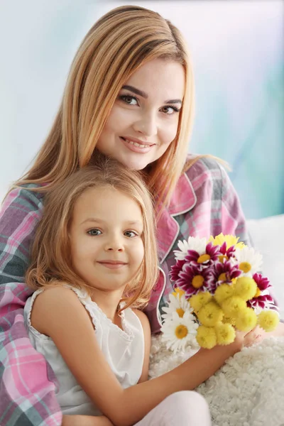 Schöne Junge Frau Mit Tochter Hause Muttertagskonzept — Stockfoto