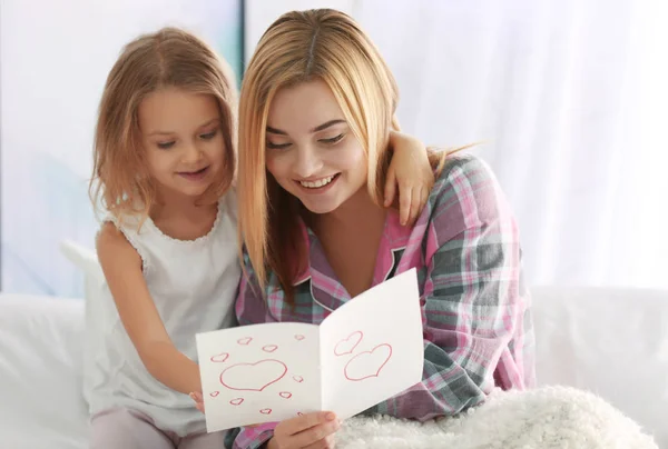 Schöne Junge Frau Und Ihre Tochter Mit Grußkarte Auf Dem — Stockfoto