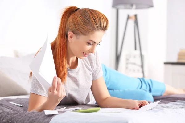 Jovem mulher calculando impostos — Fotografia de Stock