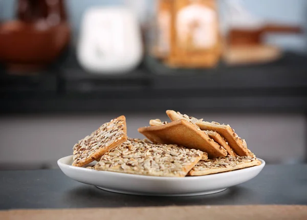 Galletas de cereales en plato — Foto de Stock