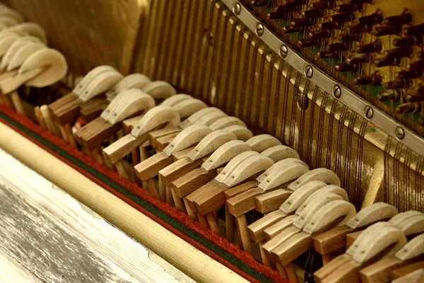 Nahaufnahme eines alten beschädigten Klaviers — Stockfoto