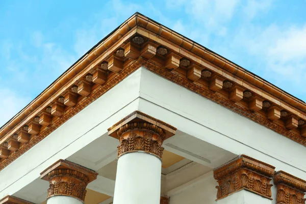 Edificio con columnas de estilo neoclásico — Foto de Stock