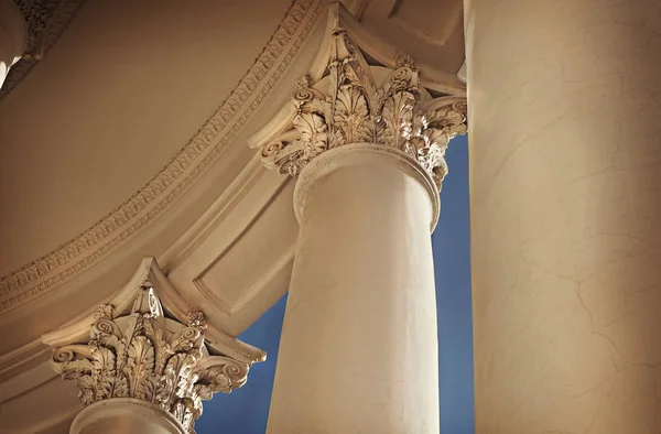 Edificio con columnas de estilo neoclásico — Foto de Stock