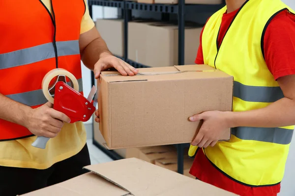 Workers packing parcels — Stock Photo, Image