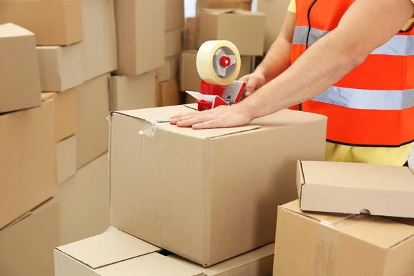 Man packing parcels — Stock Photo, Image