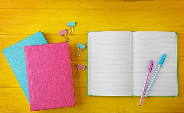 Notebook colorati piatto lay — Foto Stock