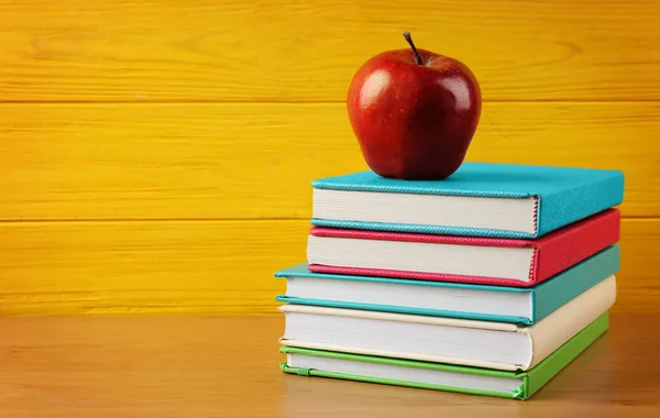 Högen av böcker och apple — Stockfoto