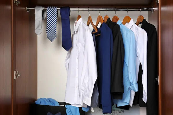 Мужская одежда в гардеробе — стоковое фото