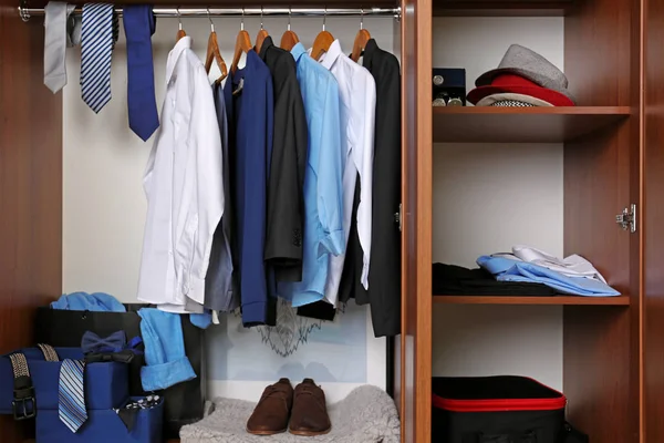 Männerkleidung im Kleiderschrank — Stockfoto