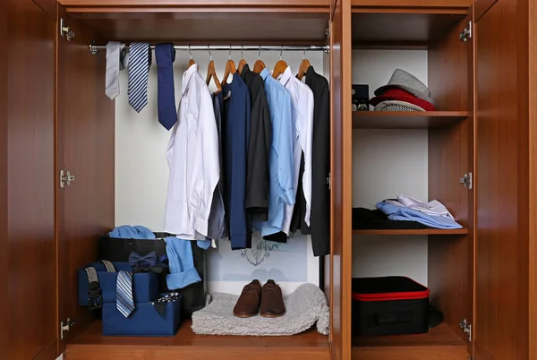 Männerkleidung im Kleiderschrank — Stockfoto