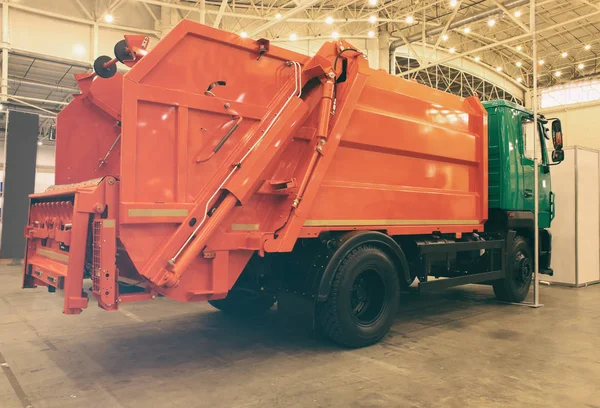 Camion della spazzatura in garage — Foto Stock