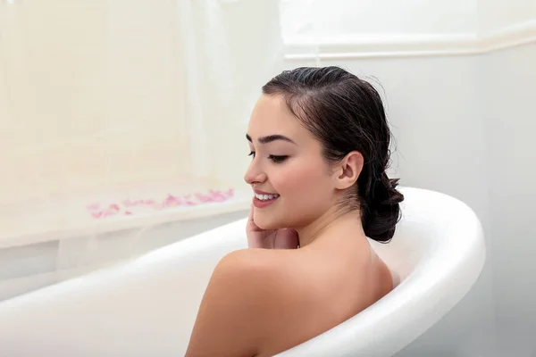Жінка приймає розслаблюючу ванну — стокове фото