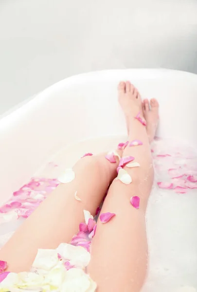 Mujer relajante en baño con espuma —  Fotos de Stock