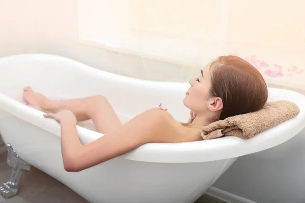 Mujer tomando baño relajante — Foto de Stock