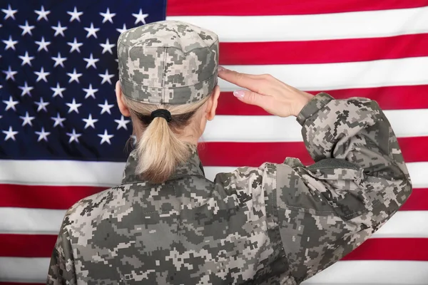 Female soldier saluting — Stock Photo, Image