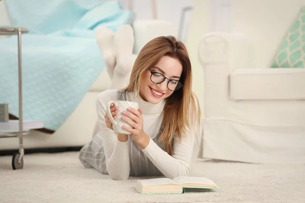 Jeune femme avec une tasse de thé — Photo