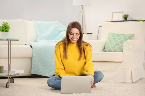 Jonge mooie vrouw — Stockfoto