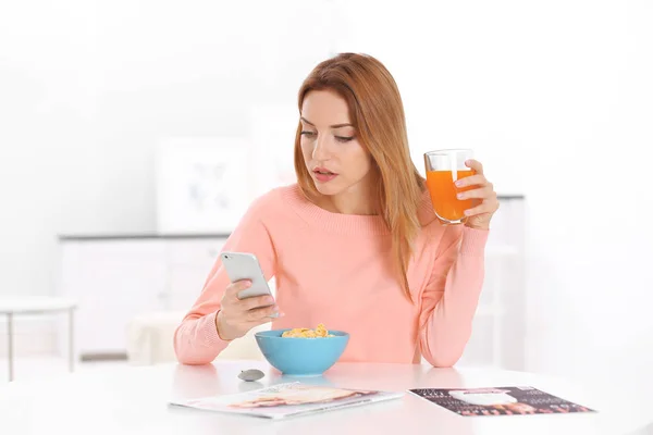 Junge schöne Frau — Stockfoto