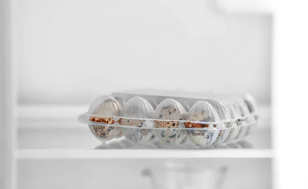 Closeup bıldırcın yumurtası olan plastik olguların — Stok fotoğraf