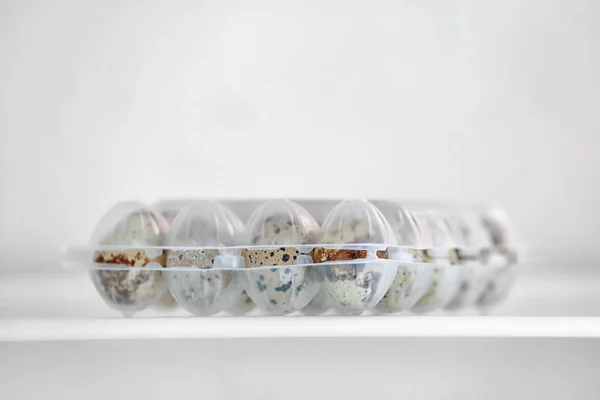 Closeup bıldırcın yumurtası olan plastik olguların — Stok fotoğraf