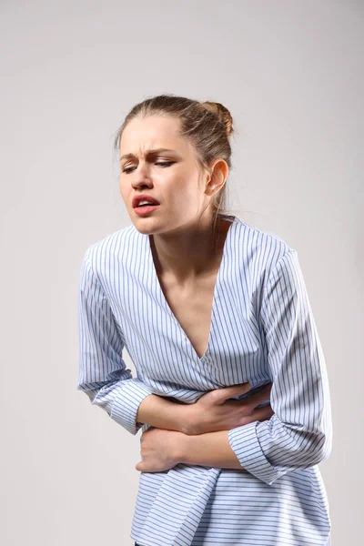 Frau leidet unter Schmerzen — Stockfoto