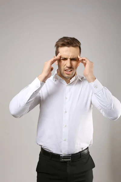 Mann leidet unter Kopfschmerzen — Stockfoto