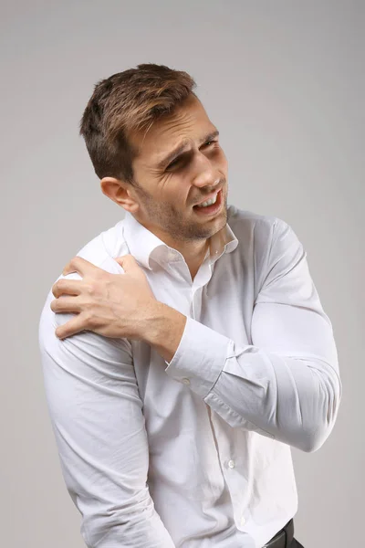 Mann leidet unter Schmerzen — Stockfoto