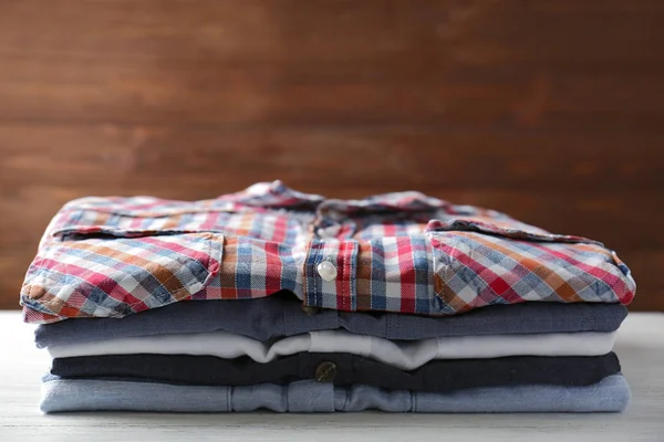 Stapel van kleurrijke shirts — Stockfoto