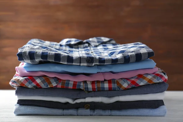 Renkli gömlek yığını — Stok fotoğraf