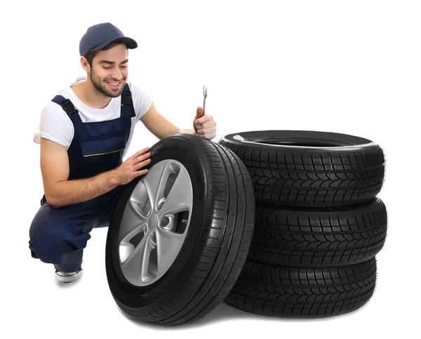 Joven mecánico con ruedas — Foto de Stock