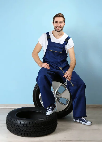 Young mechanic with wheels — Stock Photo, Image