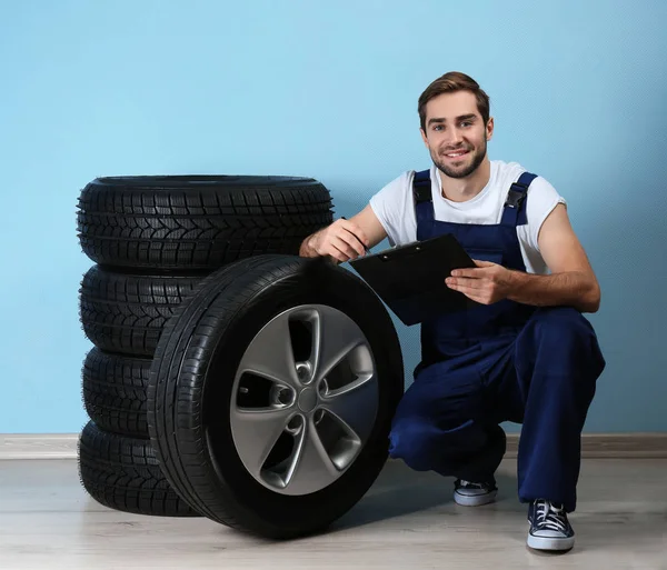 Pano ile üniformalı genç makinist 